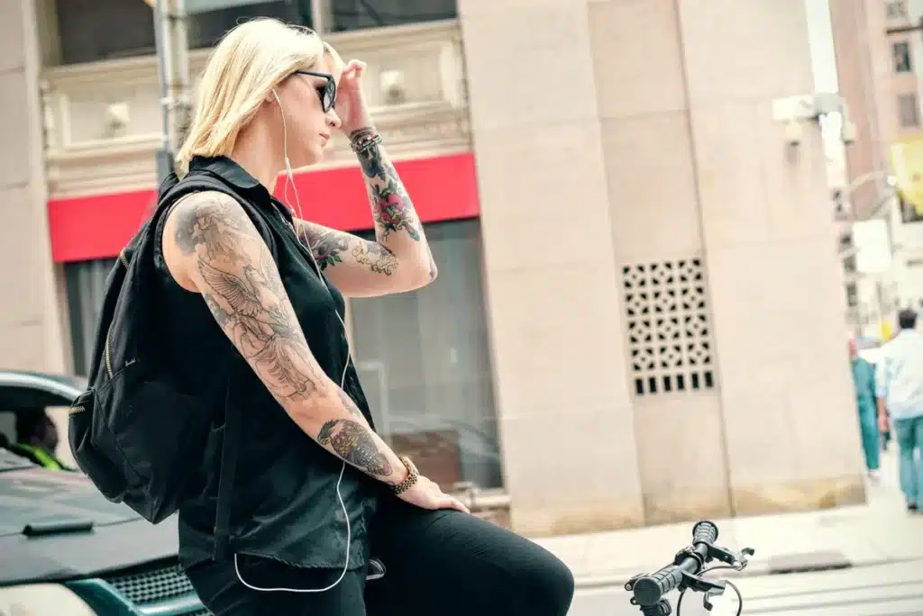 Cycliste portant un casque audio open-ear avec caméra intégrée, filmant la route devant lui en toute liberté
