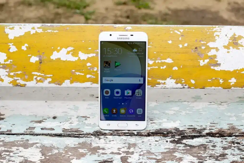 Téléphone Android affichant une notification de mise à jour logicielle sur l'écran