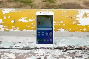 Téléphone Android affichant une notification de mise à jour logicielle sur l'écran