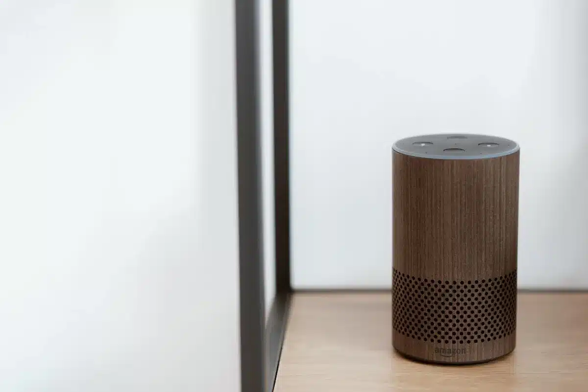Enceinte connectée intégrée à une décoration d'Halloween dans un intérieur