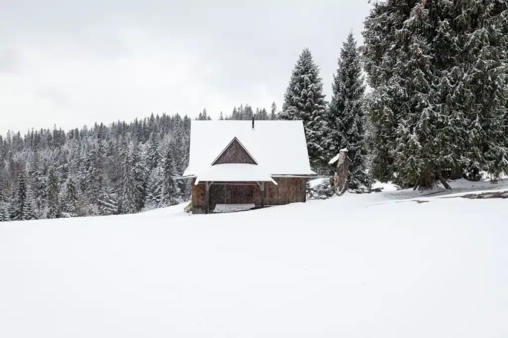 Paysage enneigé hivernal doux et réconfortant avec lumière chaleureuse au loin