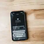 Smartphone moderne avec design premium sur un bureau minimaliste avec éléments technologiques