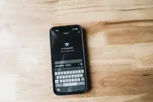 Smartphone moderne avec design premium sur un bureau minimaliste avec éléments technologiques