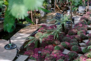 Paysage cosy d'une petite planète avec jardin, créatures chibi et ciel nébuleux