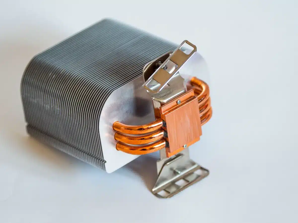 Schéma technique d'un système de refroidissement thermoélectrique avec ventilateur intégré