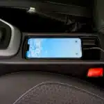 Station de recharge sans fil moderne avec téléphone positionné verticalement, indicateurs lumineux visibles