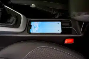 Station de recharge sans fil moderne avec téléphone positionné verticalement, indicateurs lumineux visibles