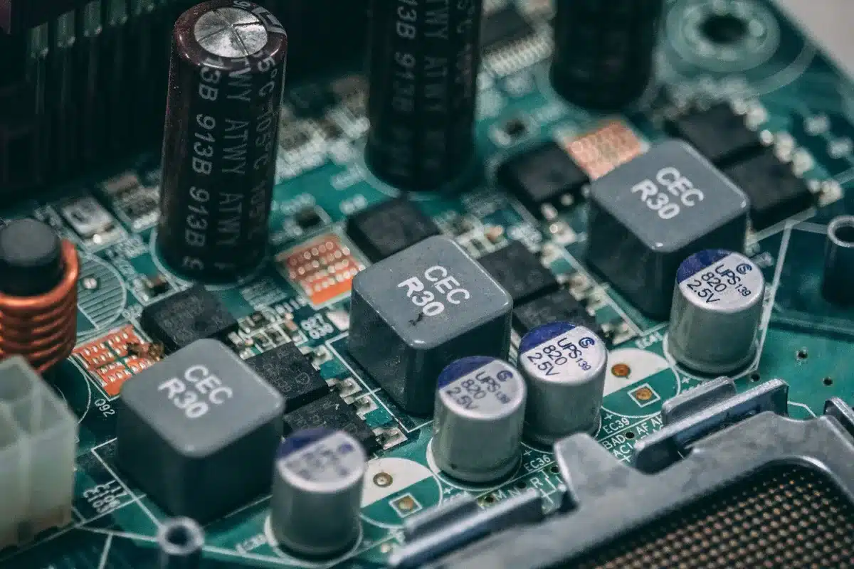 Contrôleur de gestion de batterie et circuits d'équilibrage pour pack double
