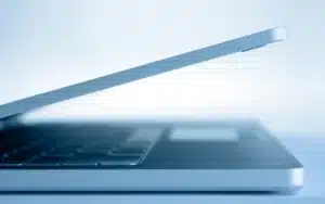 Téléphone pliable ouvert montrant le mécanisme de la charnière et les deux batteries intégrées