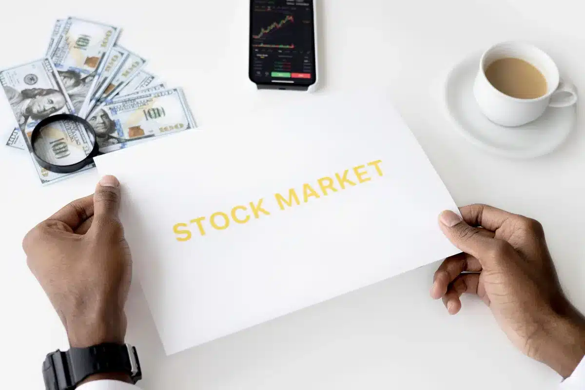 Portefeuille d'investissement diversifié montrant différents types d'actifs financiers