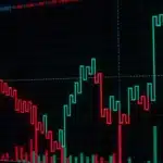 Personne travaillant sur des graphiques boursiers et des données financières dans un bureau