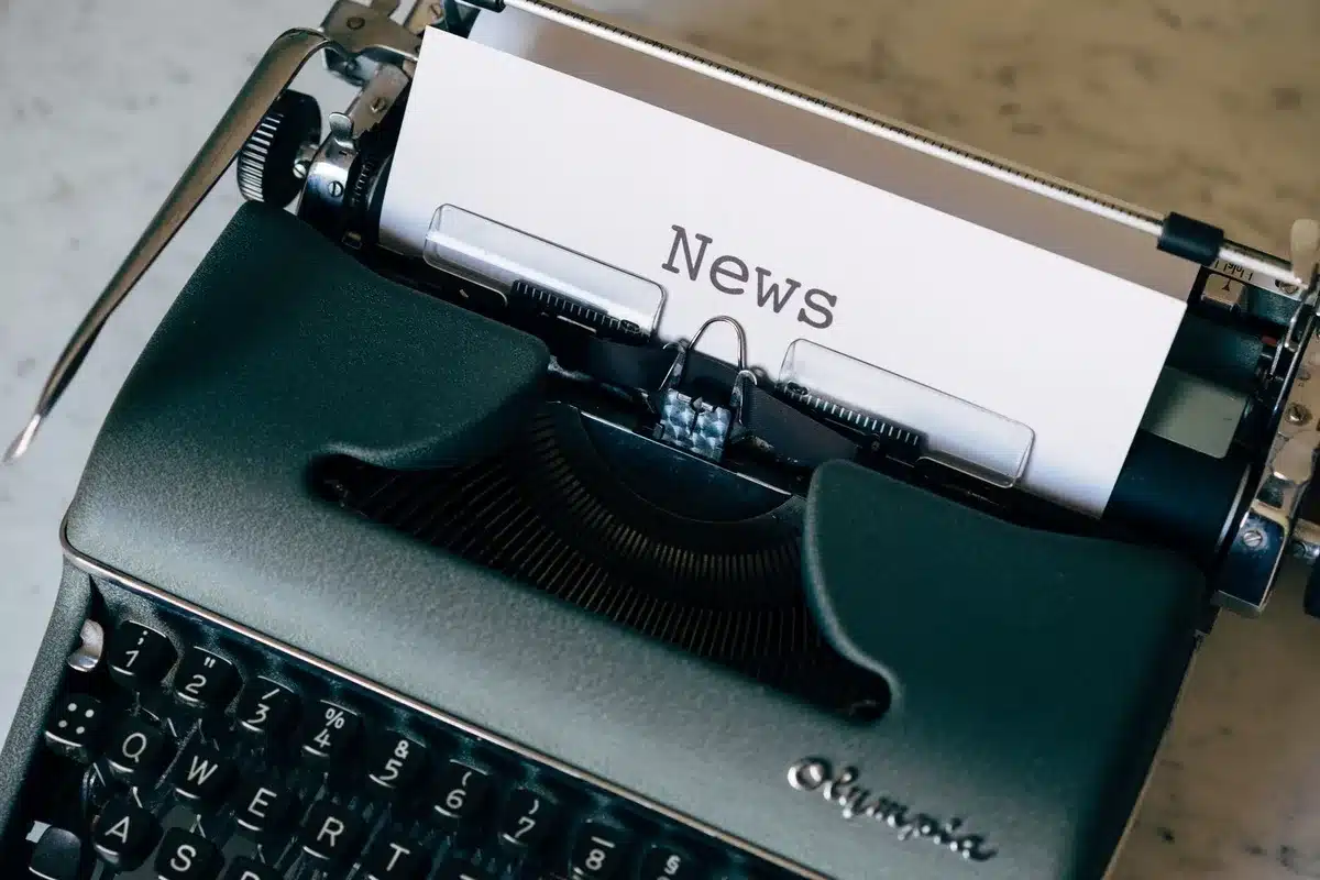 Journaliste travaillant sur des articles tech et analyses numériques