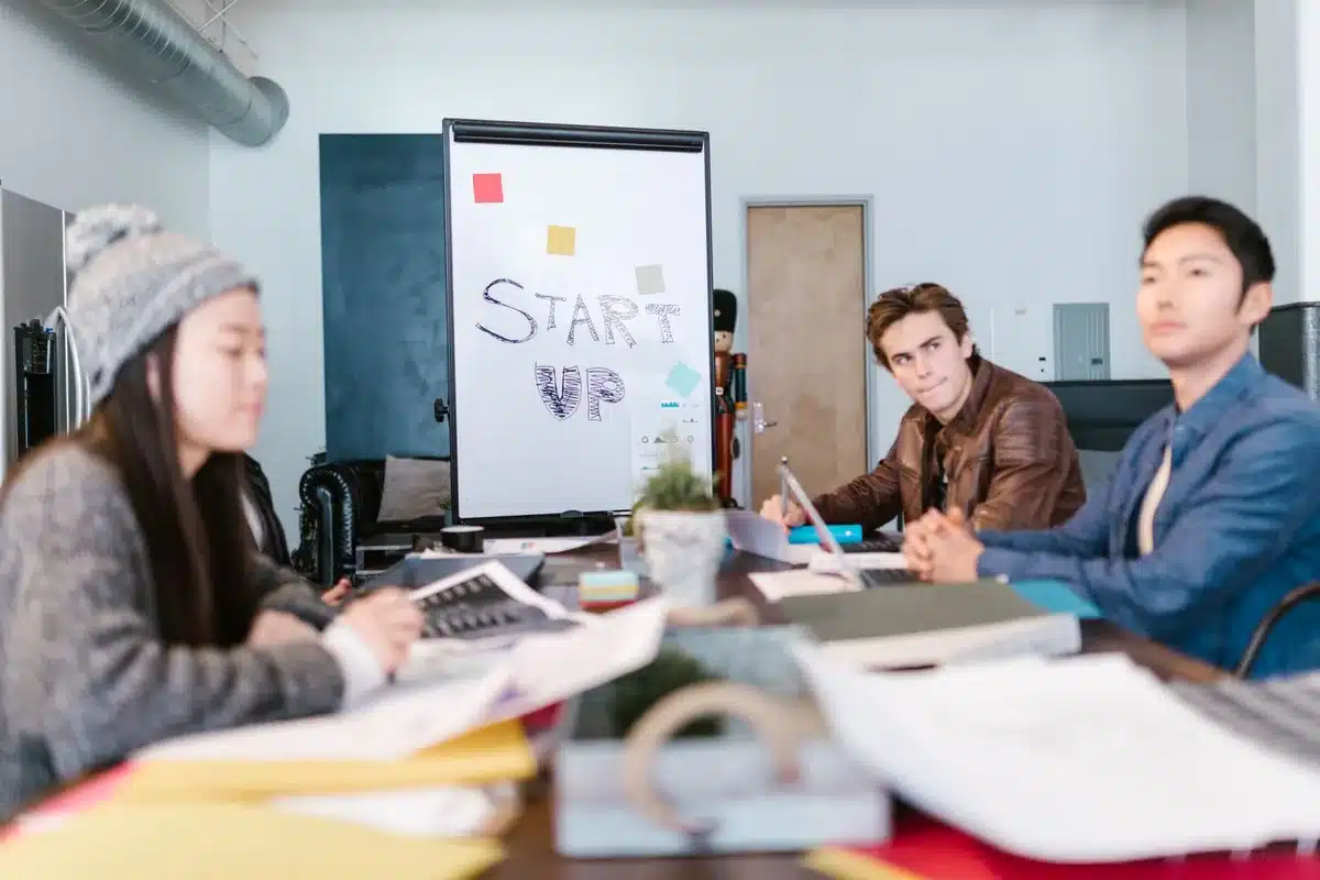 Réunion de présentation de startup avec entrepreneurs et investisseurs