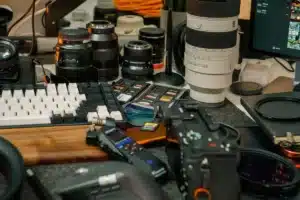 Bureau de journaliste tech avec ordinateur portable, notes et documents sur les startups
