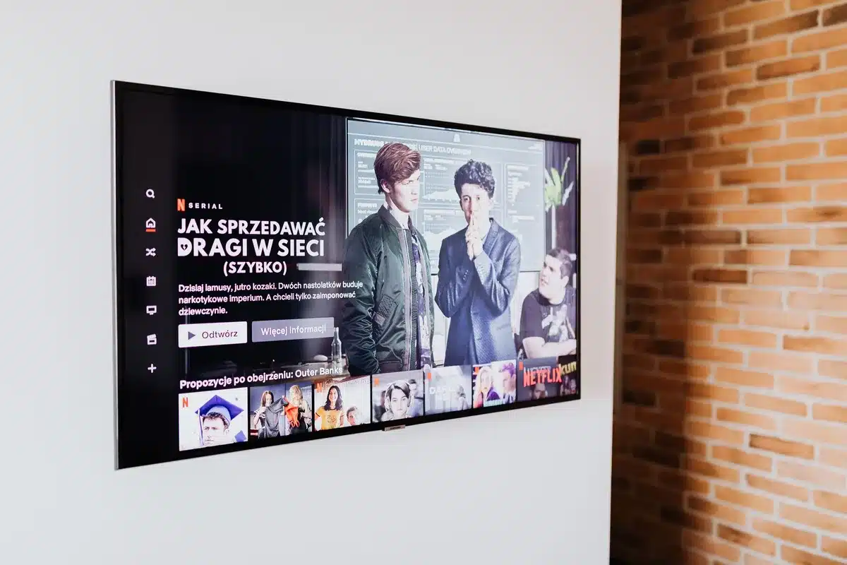 Écran affichant une série vidéo en format panoramique sans bandes noires