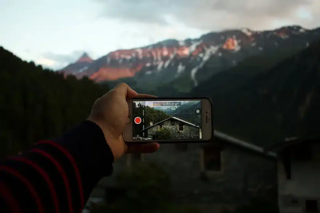 Smartphone pliable déplié en format panoramique affichant une vidéo en plein écran