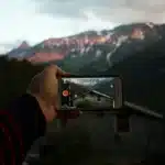 Smartphone pliable déplié en format panoramique affichant une vidéo en plein écran