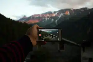 Smartphone pliable déplié en format panoramique affichant une vidéo en plein écran