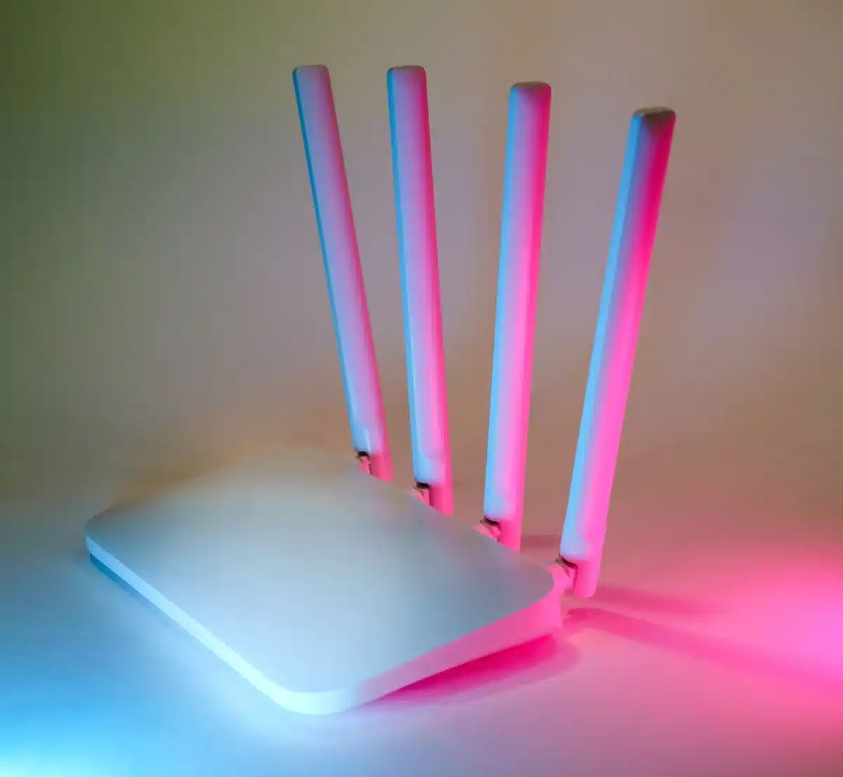 Symboles de connectivité Bluetooth et Wi-Fi représentant les deux modes de connexion de l'enceinte.