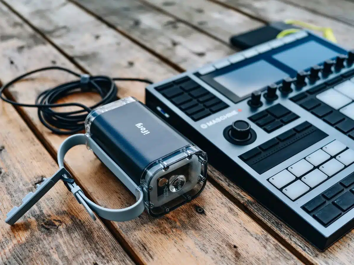 Batterie remplaçable d'une enceinte portable, illustrant la durabilité du produit.