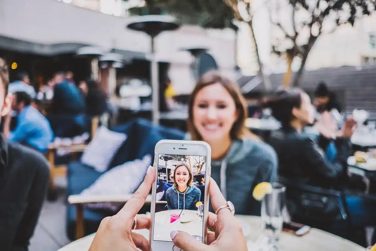 Comparaison de photos en basse lumière prises avec un smartphone haut de gamme