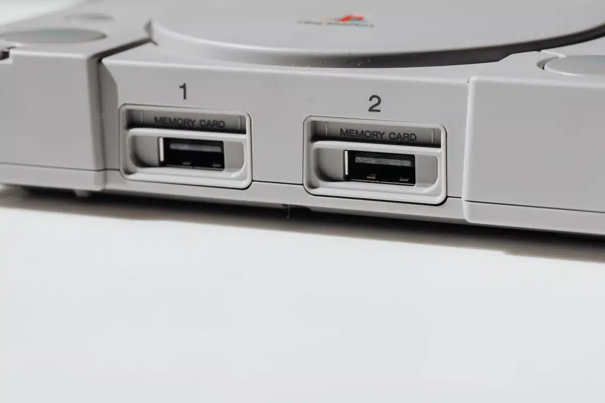 Plusieurs consoles de jeu et câbles HDMI connectés à un téléviseur pour une configuration gaming.