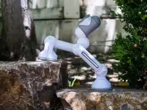 Tondeuse robot autonome naviguant sur une pelouse de jardin avec capteurs LiDAR visibles