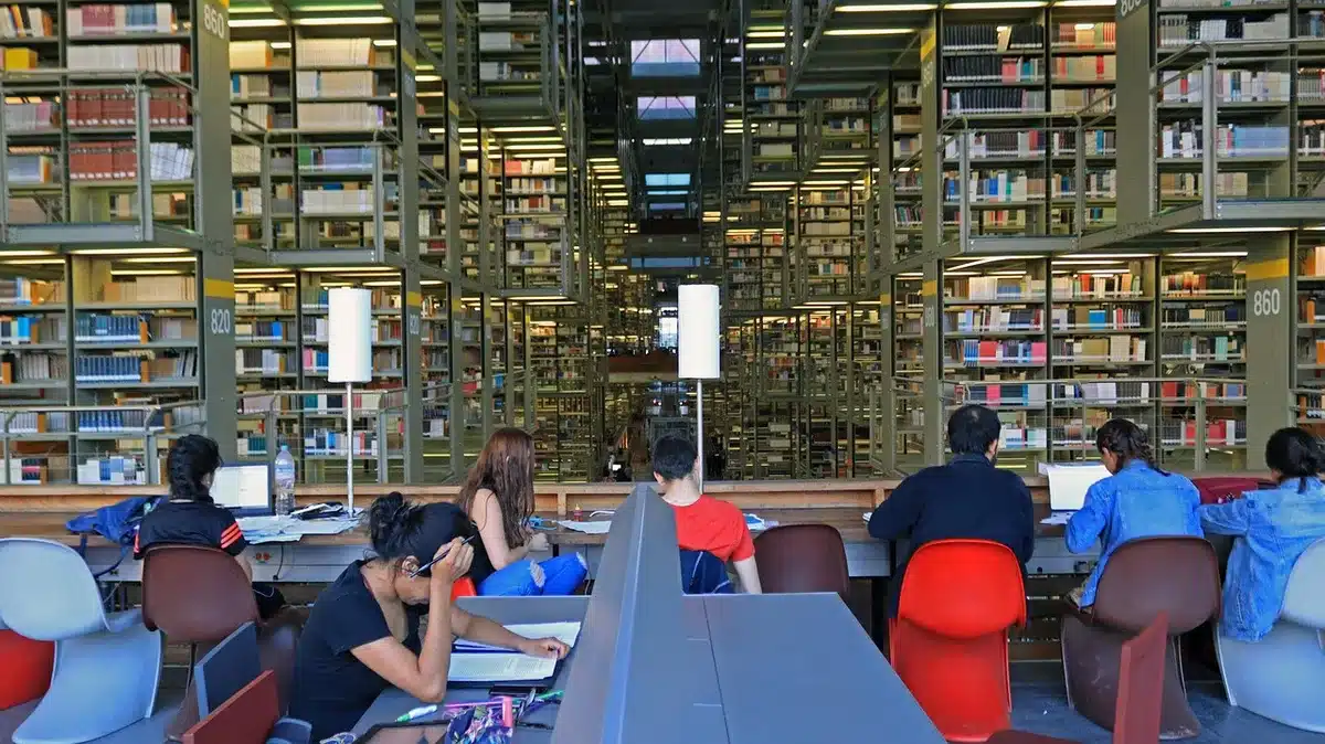 Lecteurs interagissant avec des commentaires sur un écran d'ordinateur