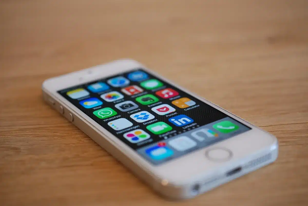Écran iPhone montrant l'application Raccourcis et une automatisation par lieu