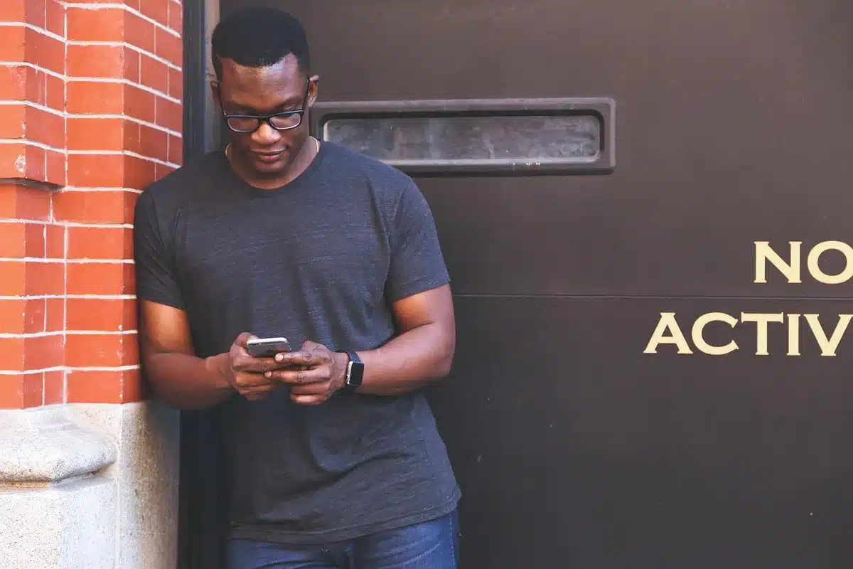 Personne utilisant un smartphone pliable large pour lire et regarder une vidéo