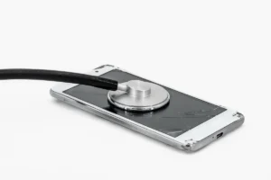 Vitrines et silhouettes observant un smartphone pliable en vitrine