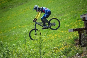 Petit bocal sur un rebord de fenêtre avec objets domestiques formant un parcours de jeu