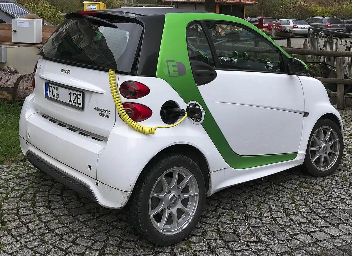 Casque posé à côté d'un câble de charge et d'une jauge de batterie sur écran