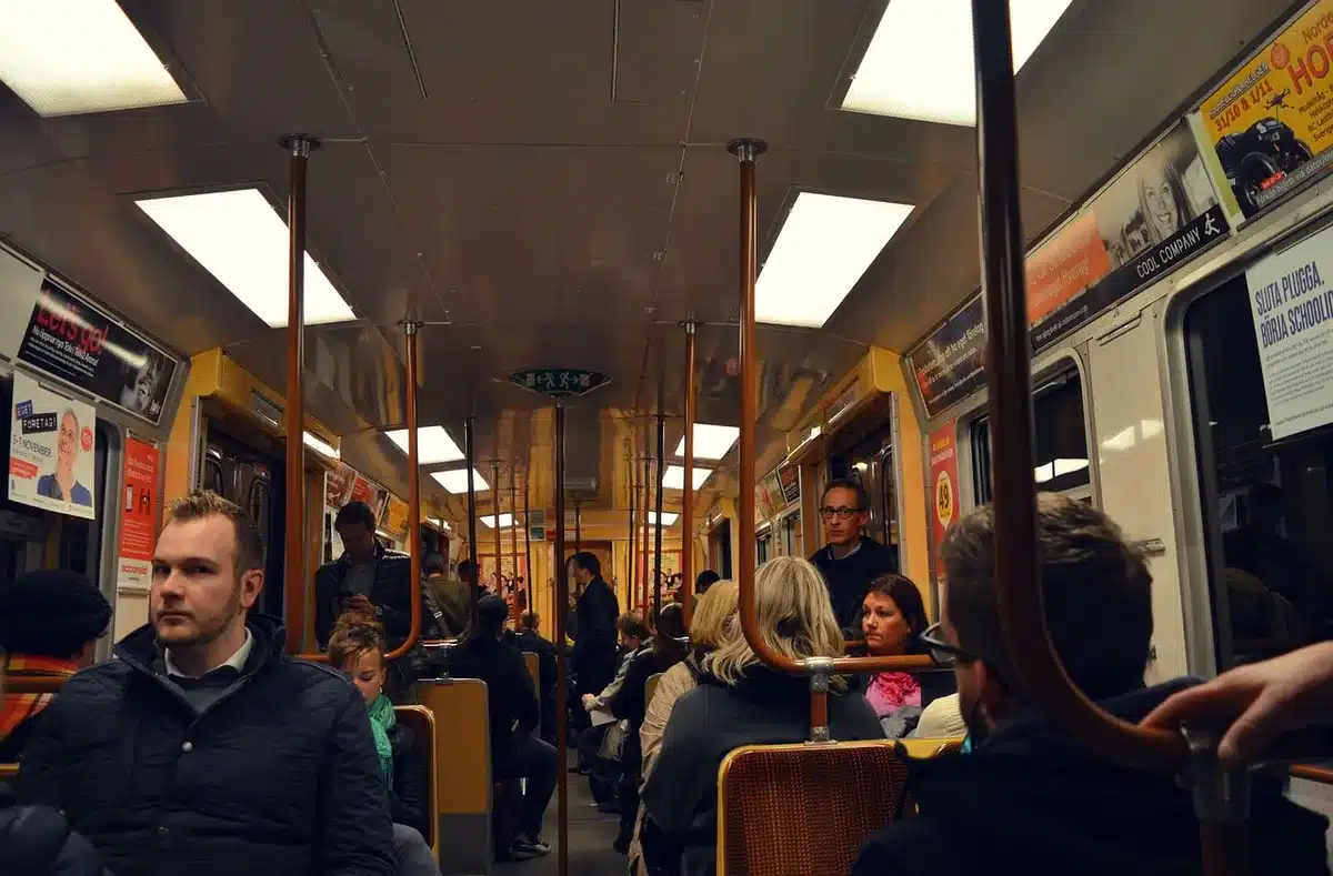 Personne anonyme portant un casque en transport en commun