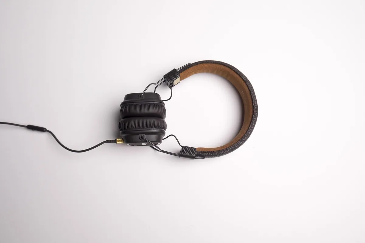 Écouteurs open-ear avec arceau fin en titane épousant la forme de l'oreille