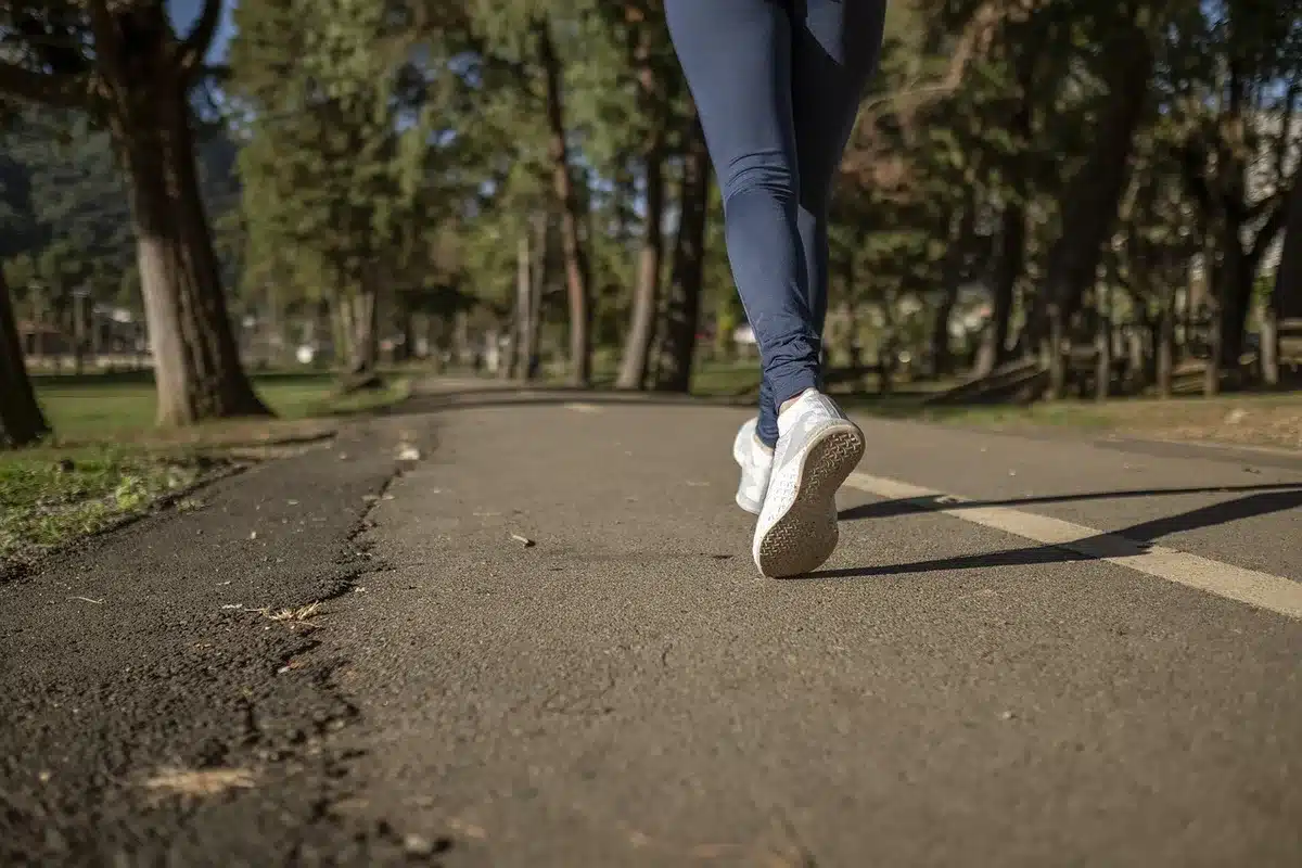 Écouteurs utilisés lors d'une séance de sport en extérieur avec certification IP54