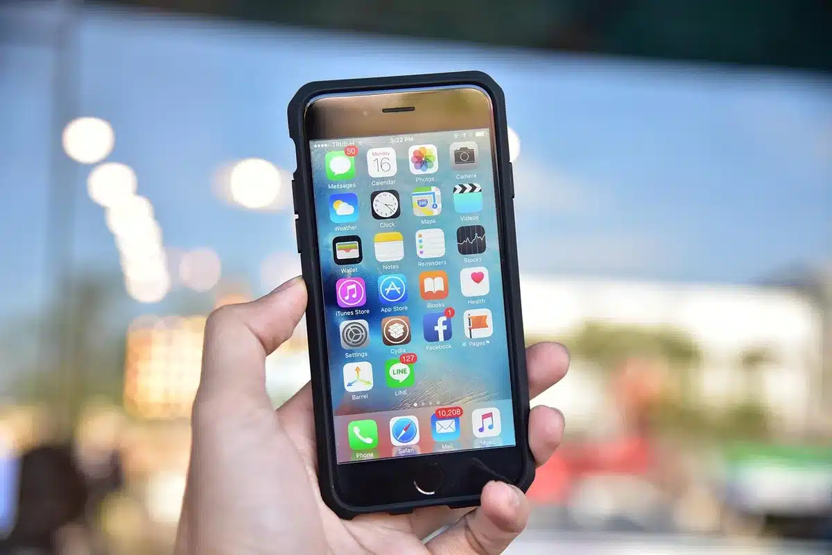 Écran d'iPhone affichant l'application Santé et ses réglages, en lumière du jour