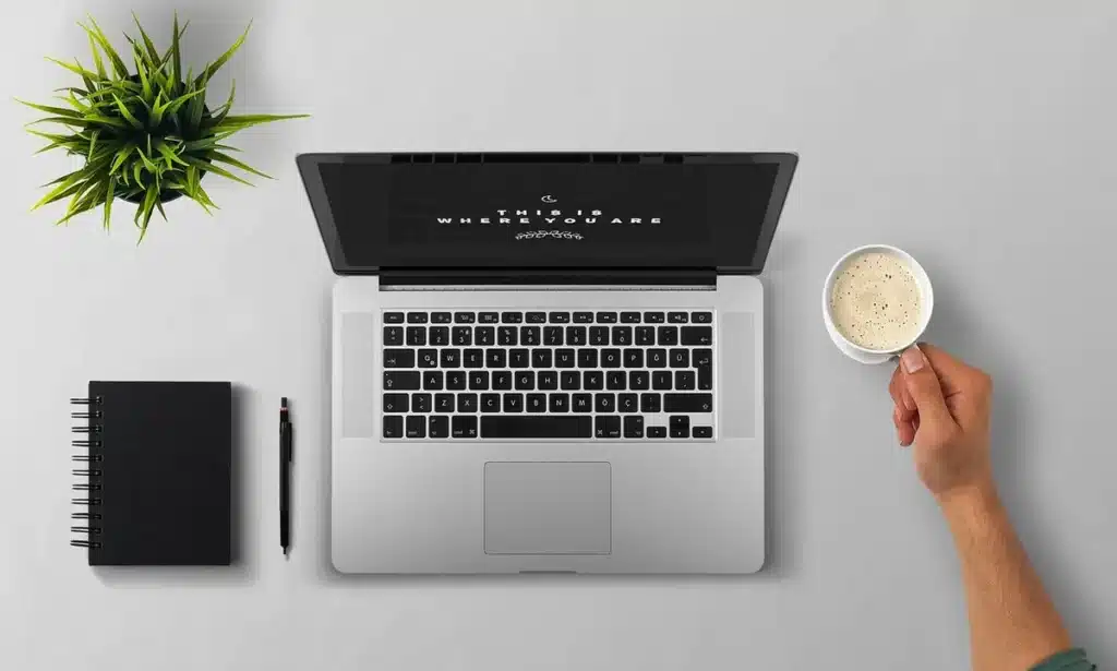 Main Windows 11 menu Démarrer sur un écran d'ordinateur de bureau