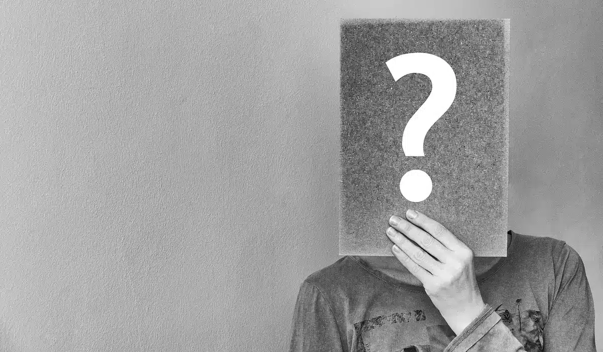 Champ de saisie dans Messages montrant l'option d'ajout de sondage