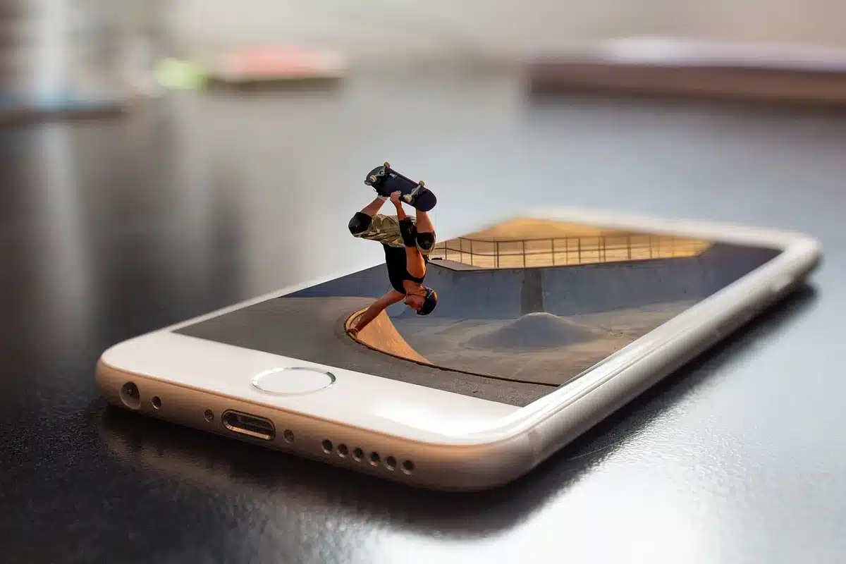 iPhone connecté à un disque SSD externe sur une table de tournage