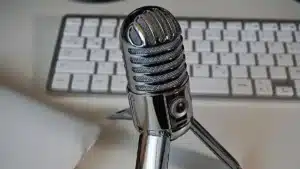 Silhouettes dans un studio de podcast face à un écran de jeu flou