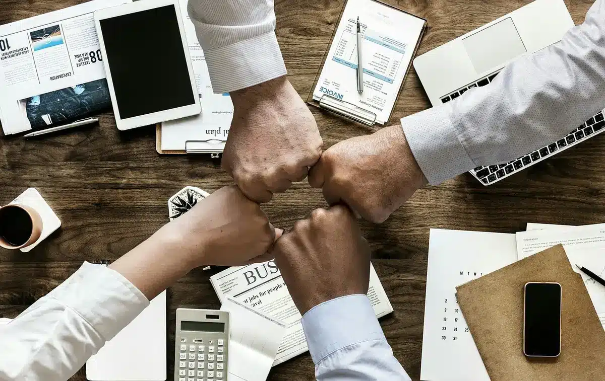 Plan de paiement mensuel affiché sur un écran avec tableau de financement