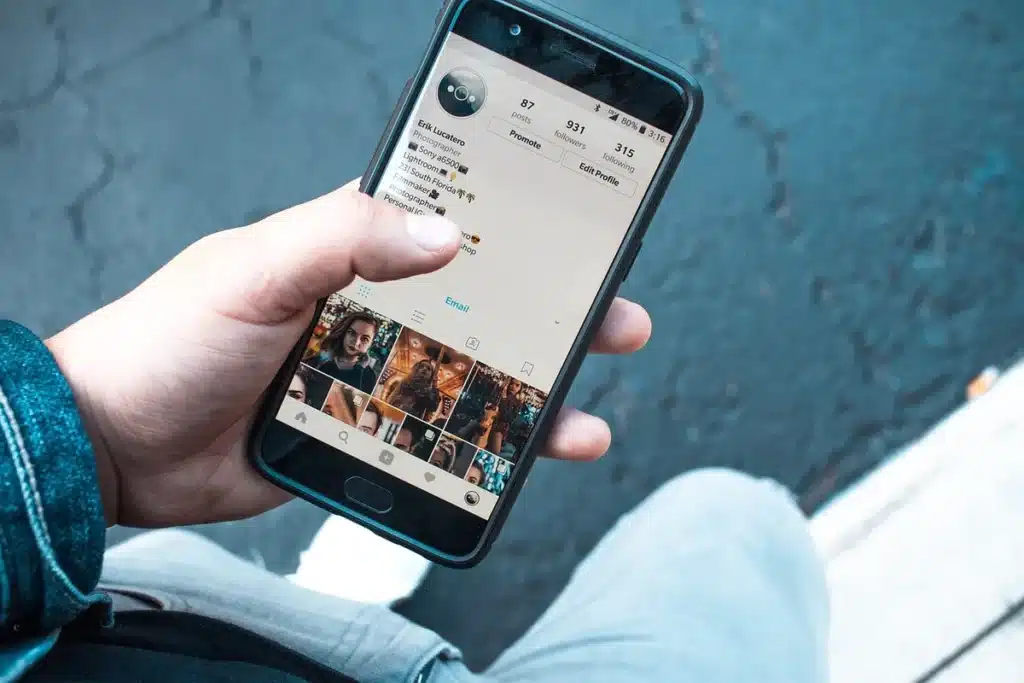Mains échangeant un téléphone intelligent sur un comptoir avec documents de financement et écran de mise à niveau