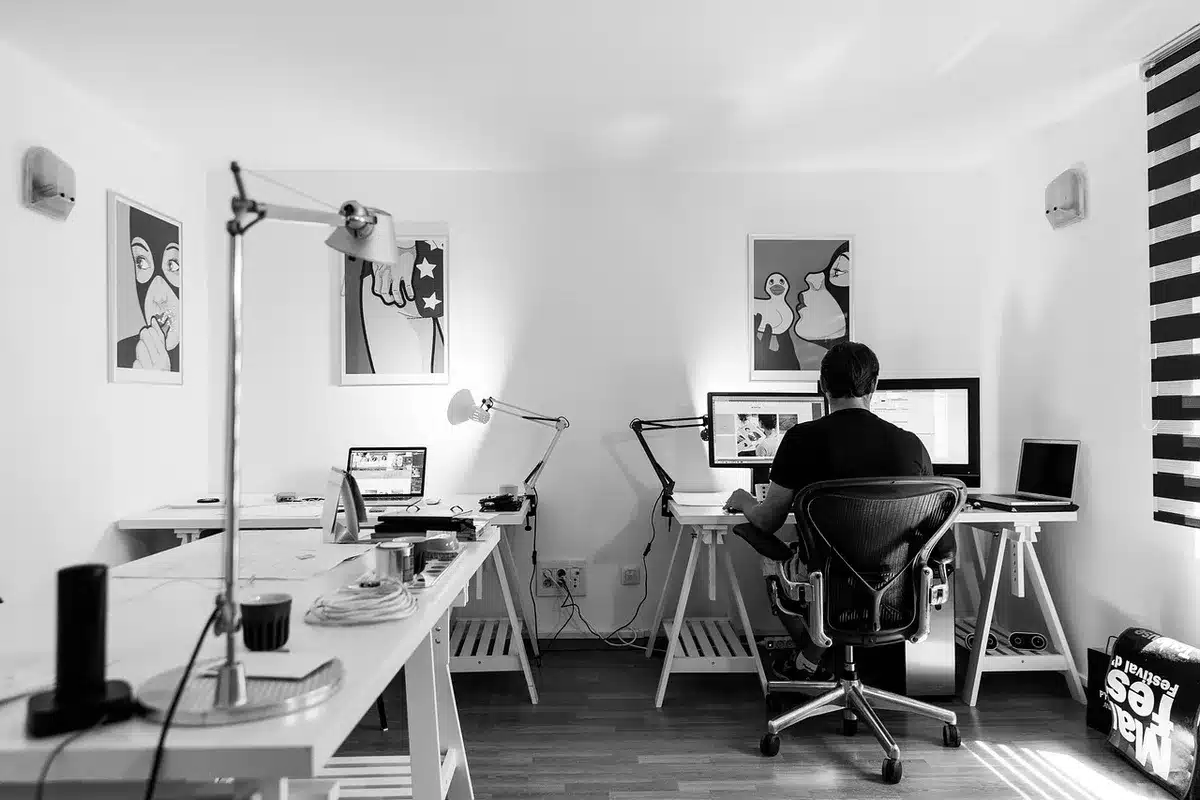 Espace de travail d'un studio de développement de jeux vidéo avec équipes en réunion