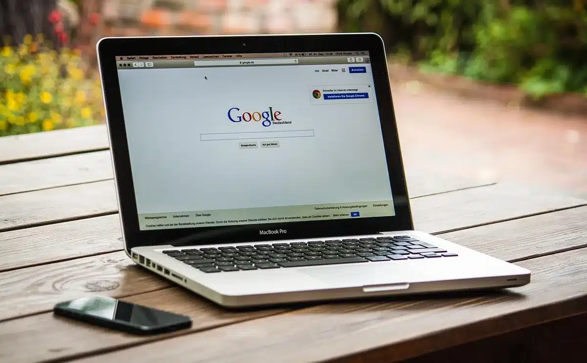 Interface de page d'article avec commentaires et indicateurs SEO
