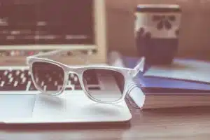 Bureau à domicile en journée avec un ordinateur portable et un carnet de modération flous