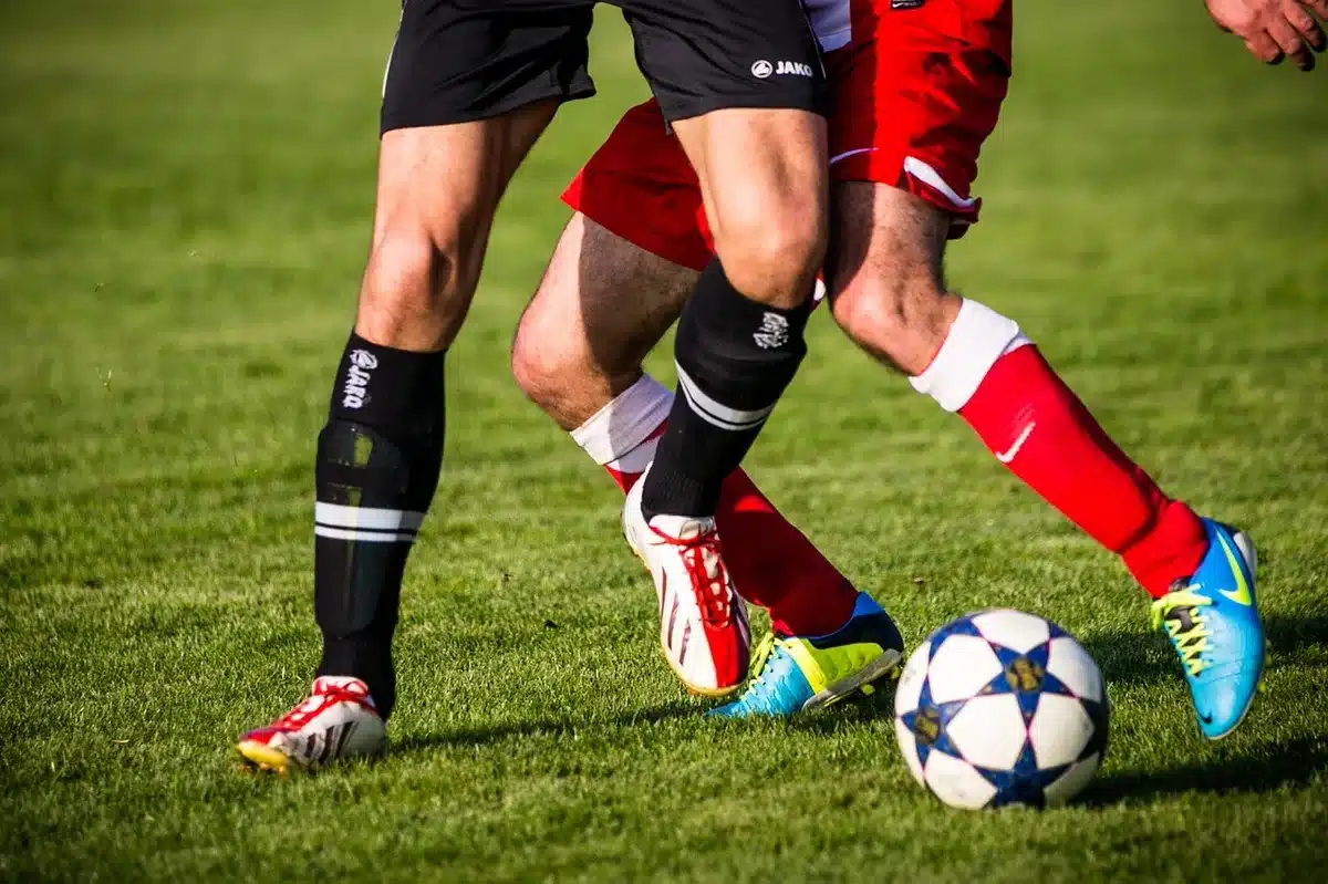 Cinq sièges de joueurs alignés avant un match compétitif