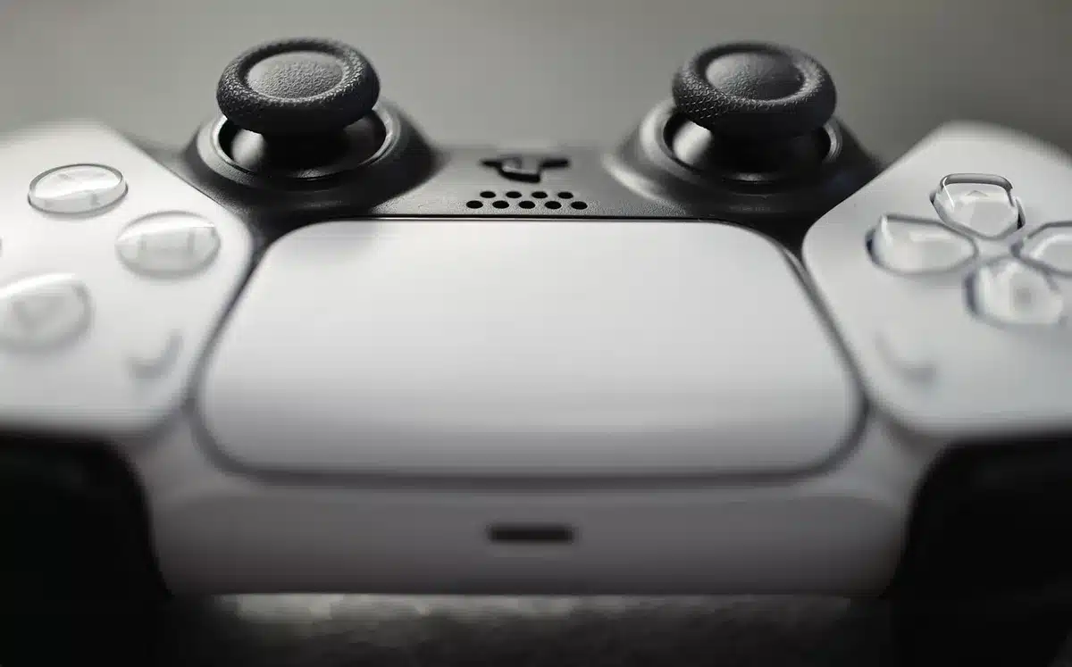 Téléviseur connecté à une console avec câble HDMI, mode Jeu activé