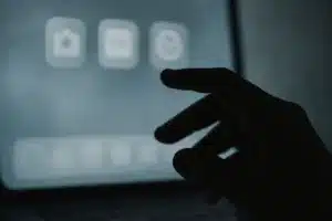 Comment personnaliser le fond d'écran de l'écran d'accueil de l'iPhone sous iOS 26 ?