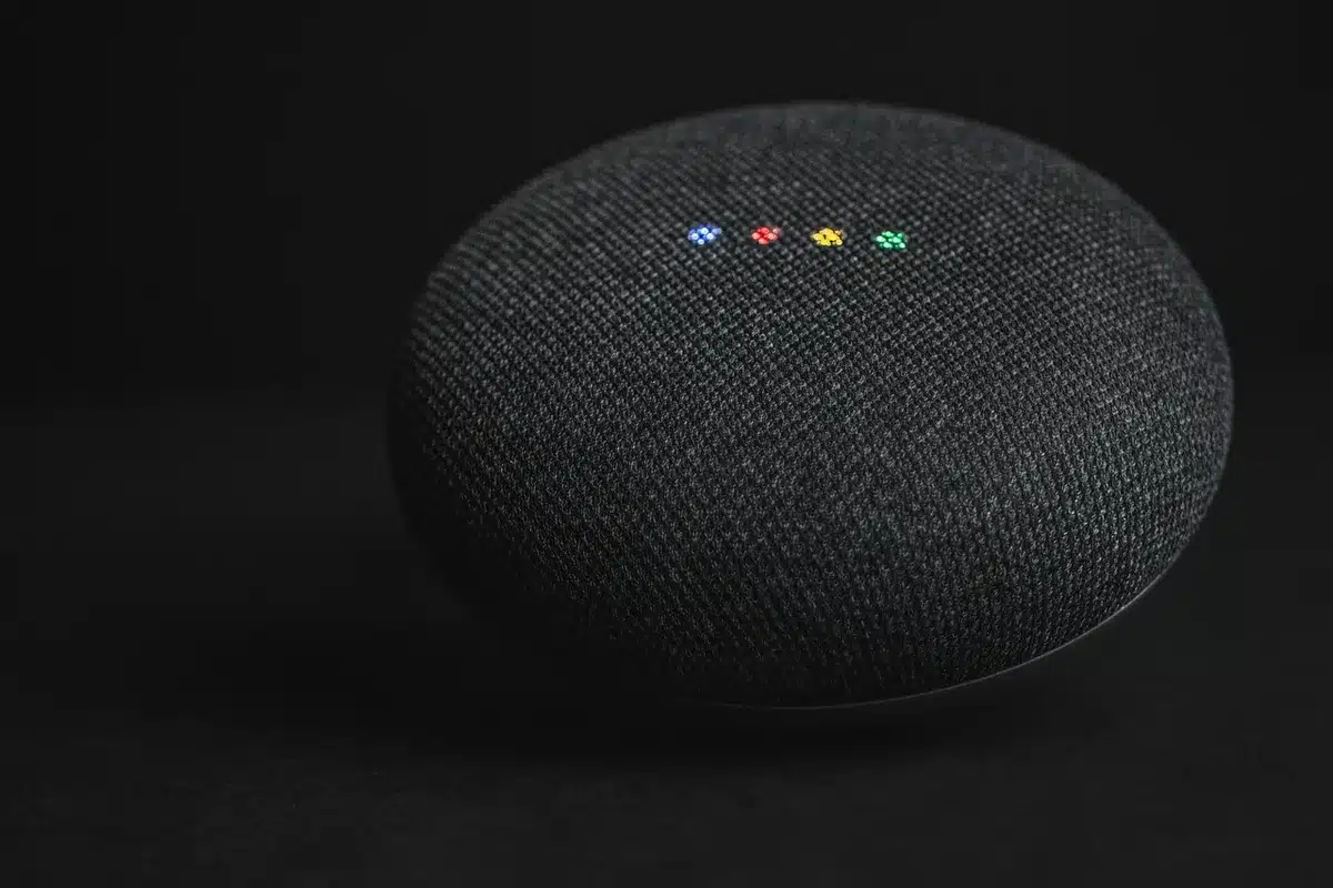 Petite enceinte intelligente Echo Pop placée sur une étagère de salon